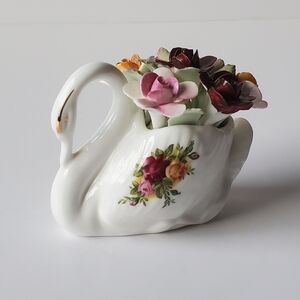 Royal Albert Old Country Roses Rose-Filled Swan Figurine Vintage Collectible EUC